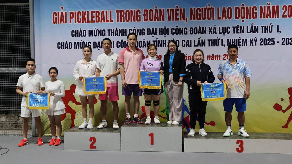 Lanh dao LDLD xa Luc Yen Trao giai cho noi dung doi nam nu. Anh: Anh Tinh