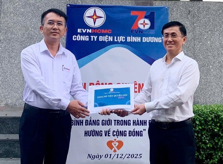 Can bo, CNVCLD cua EVNHCMC dong gop ung ho dong bao mien Trung bi thiet hai do lu lut. Anh: EVNHCMC cung cap.