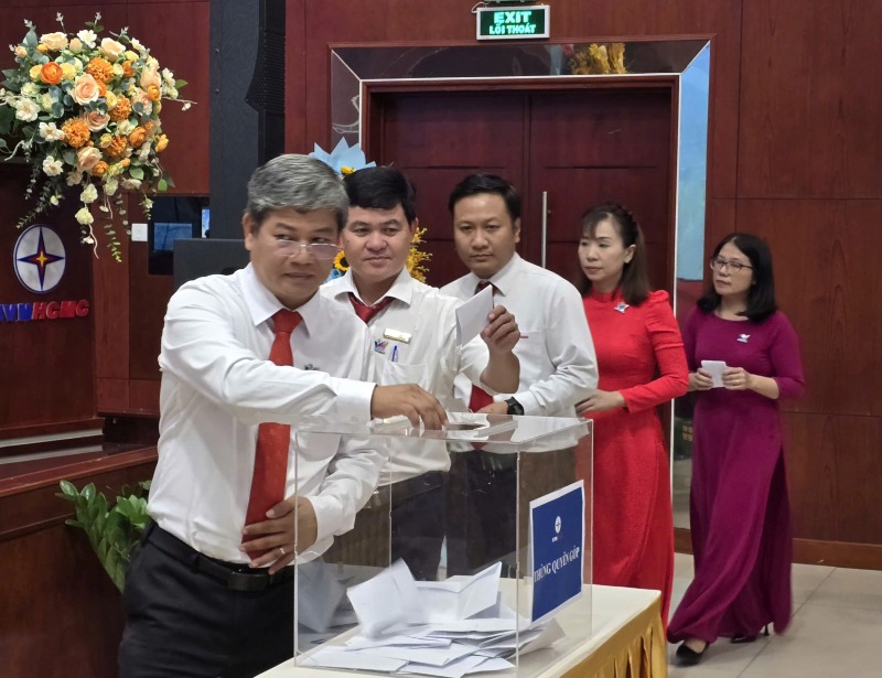 CNVCLD cua EVNHCMC dong gop ung ho dong bao mien Trung bi thiet hai do lu lut tai Dai hoi Cong doan EVNHCMC. Anh: Nam Duong