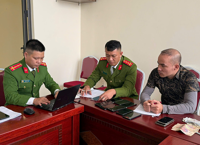 Công an Đặc khu Cát Hải tiếp nhận đối tượng Lê Trung Thành đến đầu thú và khai nhận hành vi trộm cắp. Ảnh: Công an Hải Phòng

