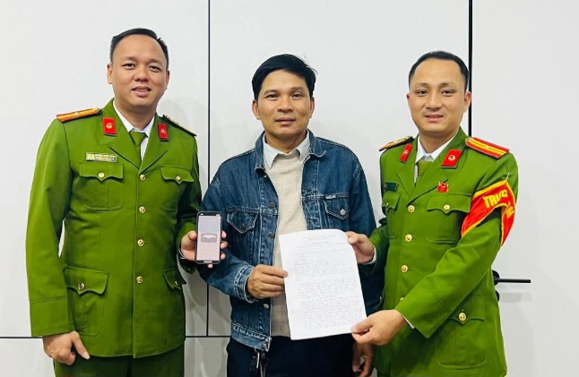 Mr. Thi returned the money that had been mistakenly transferred to his account to ask the Vinh Hoang Commune Police to return it to the owner. Photo: Vinh Hoang Commune Police