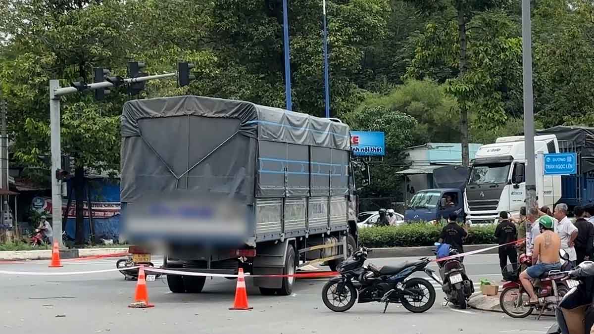 The scene of the accident at the intersection of My Phuoc - Tan Van road caused the man to die. Photo: Dinh Trong