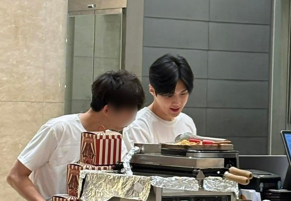 Mới đây nhất, fan còn bắt gặp nam thần Kim Seon Ho tại một quán cà phê trong một trung tâm thương mại gần hồ Tây. Ảnh cắt từ video