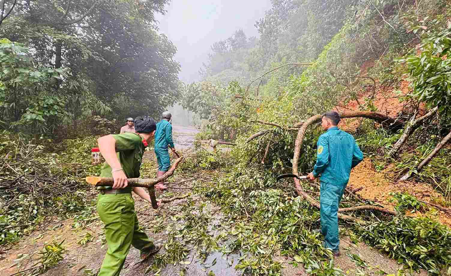 Cong an, dan quan xa Son Dien tham gia khac phuc sat lo tren deo Gia Bac. Anh: Phuc Khanh