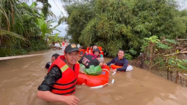 Cong an Lam Dong bat chap nguy hiem vuot lu du cuu nguoi dan den noi an toan. Anh: Cong an cung cap