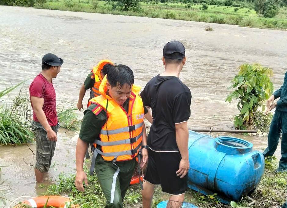 Cong an Lam Dong vuot dong lu du cuu tai san giup nguoi dan. Anh: Cong an cung cap