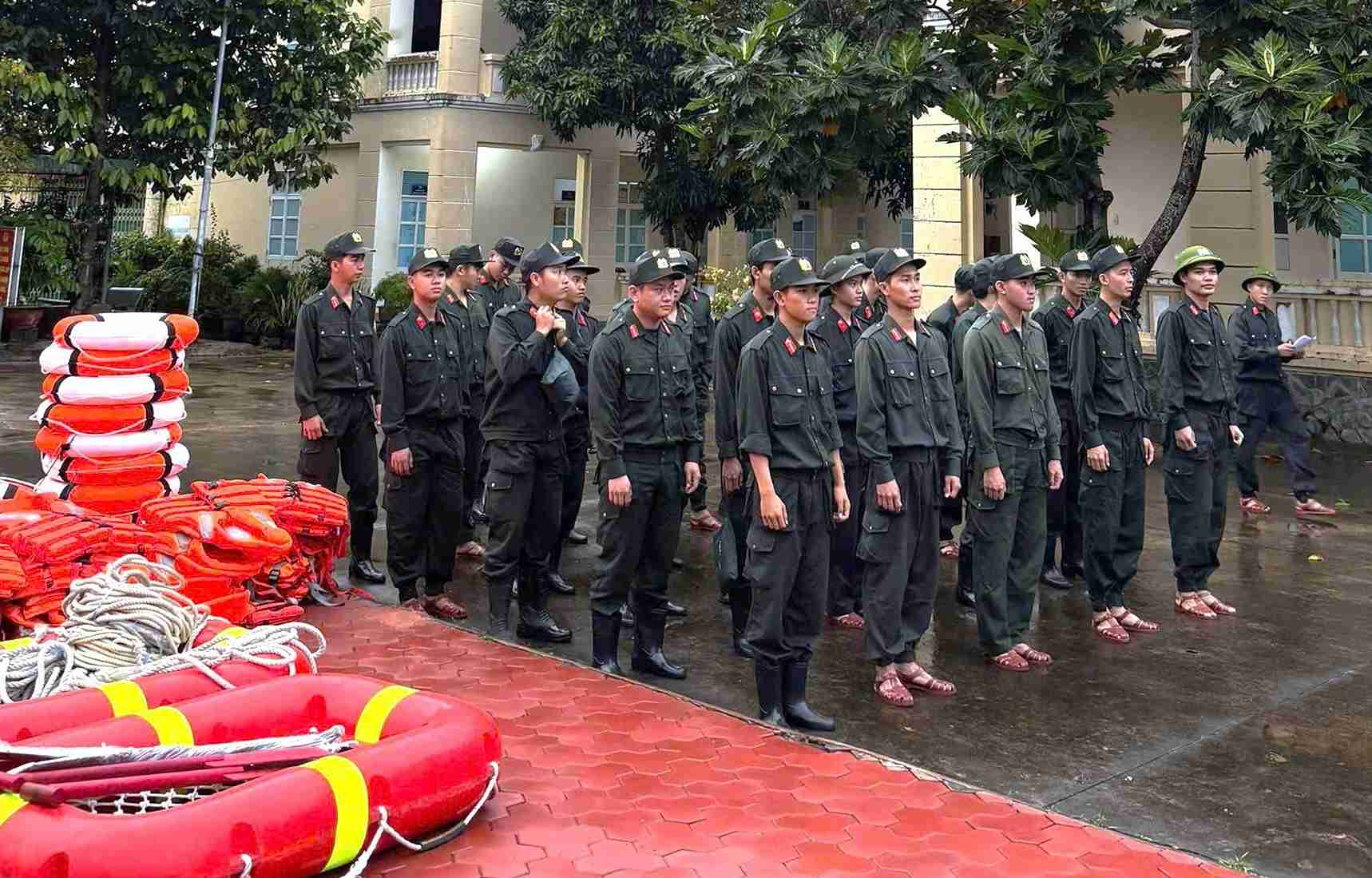 Luc luong Canh sat Co dong Cong an tinh Lam Dong san sang co mat giup dan ung pho voi mua lu. Anh: Cong an cung cap