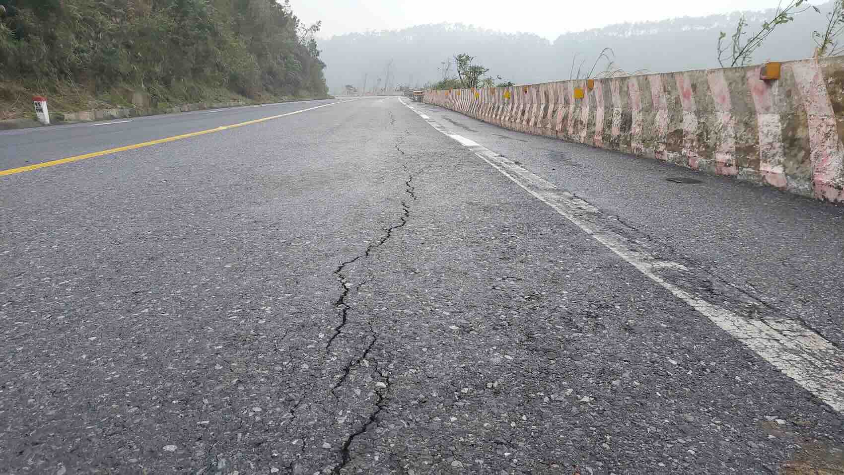Deo Ngang을 통과하는 국도 1호선에 길게 뻗은 교차로. 사진: Van Thang
