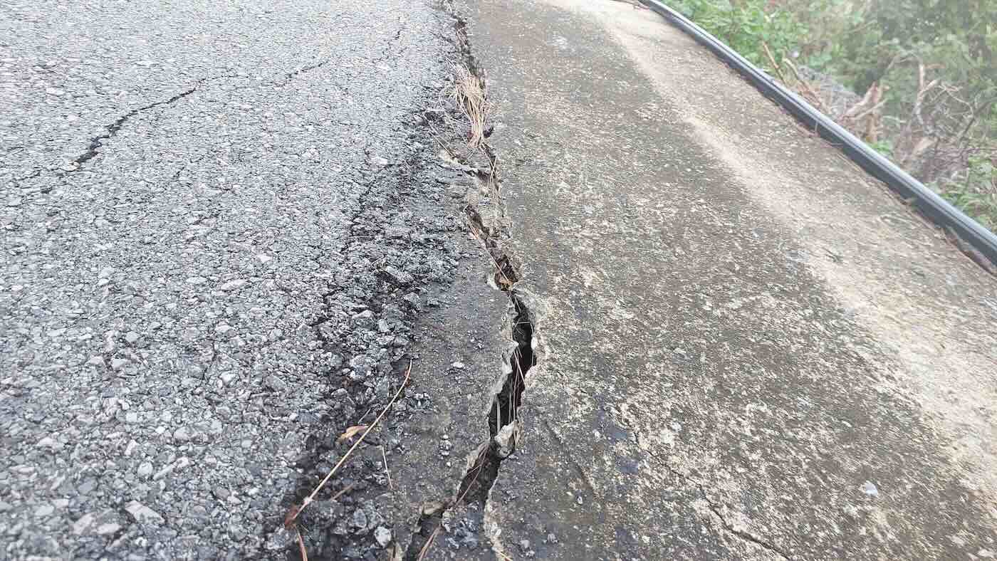 Vet nut keo dai tren Quoc lo 1 doan qua Deo Ngang. Anh: Van Thang