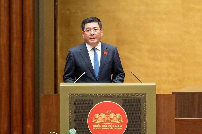 Minister of Industry and Trade Nguyen Hong Dien presented a report on the promulgation of a Resolution of the National Assembly on national energy development mechanisms and policies. Photo: Quochoi.vn