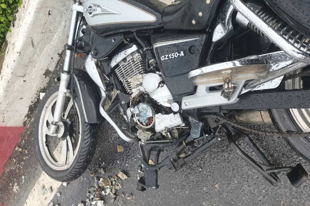 Xe may bi hu hong sau vu va cham. Anh: Manh Kha