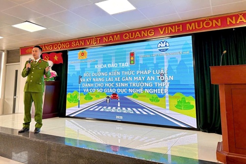 Cong an phuong Duong Noi cap nhat kien thuc phap luat ve trat tu, an toan giao thong cho hoc sinh. Anh: Nguyen Hang