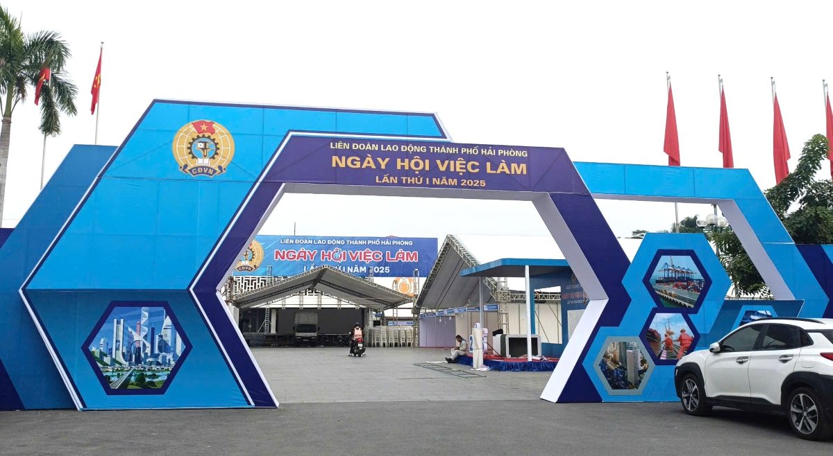 Ngay hoi tu van viec lam ngay 5 den 7.12 toi cung se song song 2 hinh thuc tu van viec lam truc tiep va truc tuyen cho nguoi lao dong. Ảnh: Mai Dung