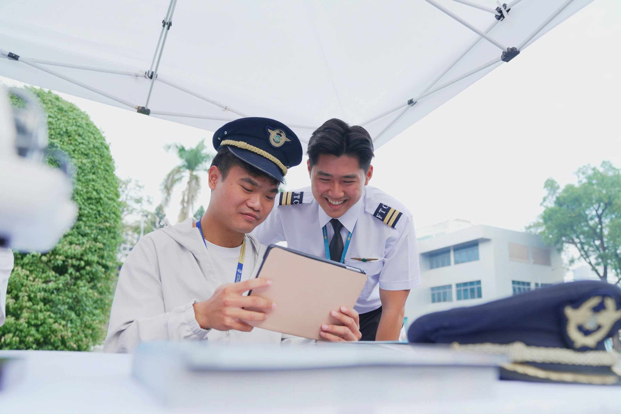 Ngay tại Ngày hội việc làm Vietnam Airlines 2025, các bạn trẻ hào hứng với cơ hội được _hoá thân_ thành phi công. Ảnh: VNA