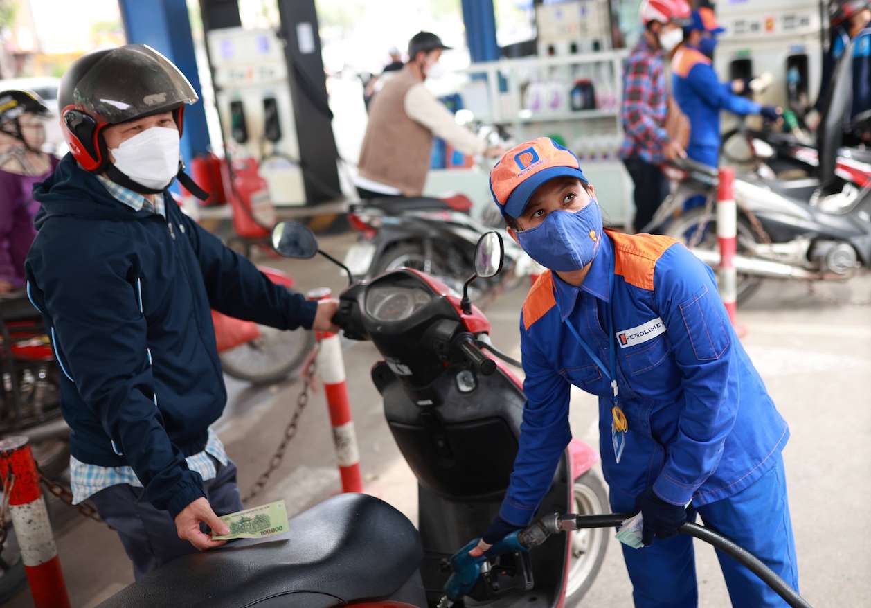 Gasoline prices increased from 451-534 VND/liter from 3:00 p.m. this afternoon. Photo: Hai Nguyen