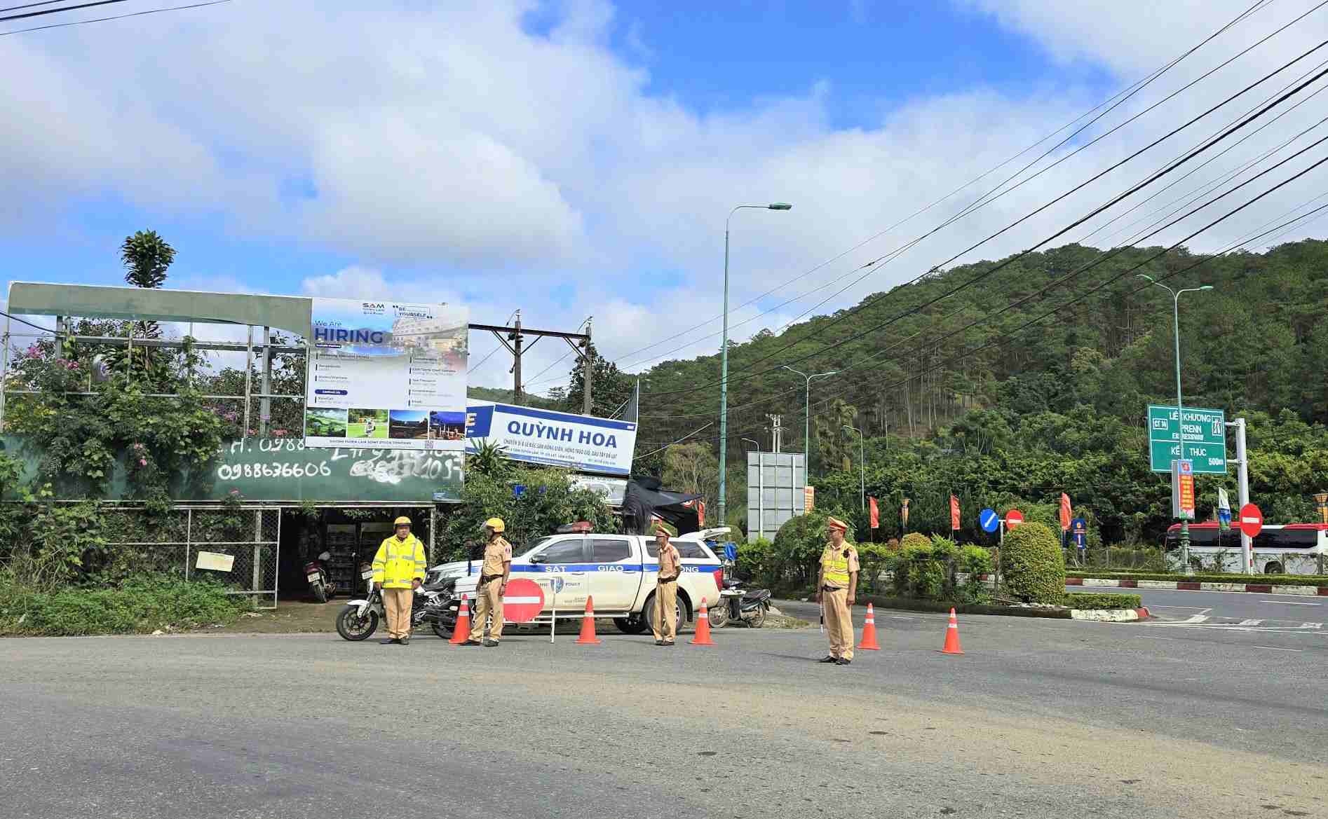 Canh sat Giao thong Cong an Lam Dong phan luong, dieu tiet giao thong tai chan deo Prenn. Anh: Phuc Khanh