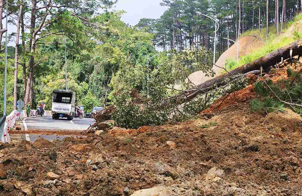Sat lo khien khoi luong lon dat da tu taluy duong do xuong duong deo Prenn. Anh: Phuc Khanh