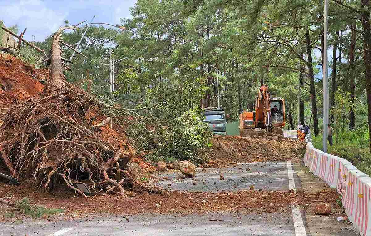Lam Dong province organizes traffic flow and organizes traffic to overcome serious landslides on Prenn Pass. Photo: Phuc Khanh