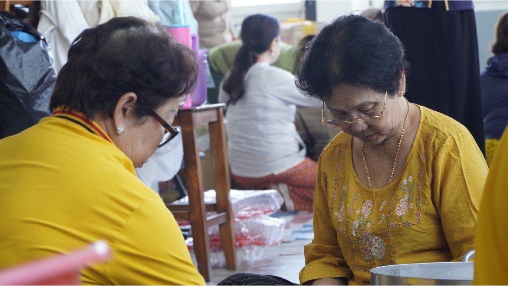 Nhieu co bac lon tuoi o Phu Quoc van tinh nguyen den gop suc, chuan bi hang hoa, thuc pham gui ba con bi thien tai. Anh: Nguyen Anh