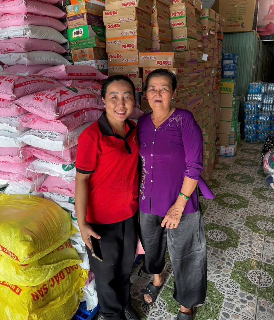 Tiet kiem tu tien luong tap vu it oi, nguoi phu nu (ao tim) duong xa mang den 100kg gao ung ho dong bao bi thien tai. Nguon: Thuy Hang
