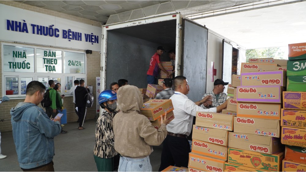 キエンザン総合病院の患者と患者の家族は、自然災害の被害を受けた人々に送る物資を車に運ぶのを支援し、手伝いに来ました。写真: グエン・アン