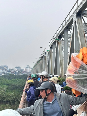 Nguoi dan hieu ky dung xem. Anh: Tien Dung