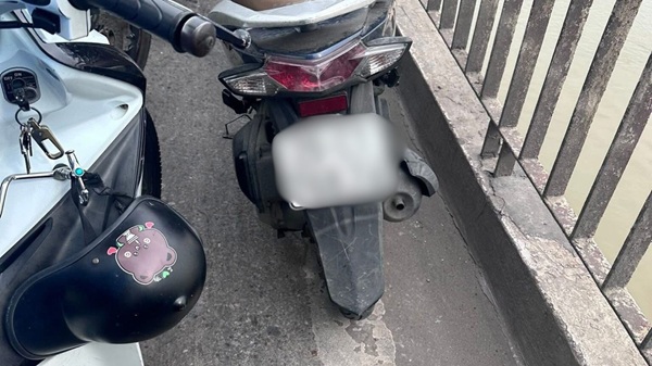 Chuong Duong 다리에 차를 버리고 홍강으로 뛰어내린 여성의 현장. 사진: Tien Dung