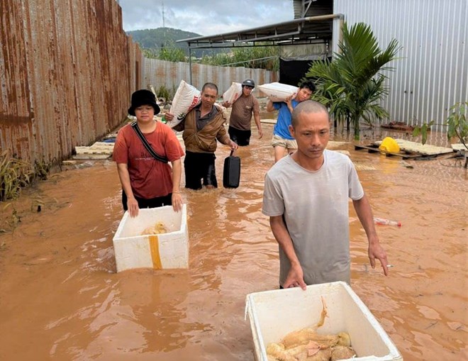 Heavy rain caused many areas in Lam Dong province to be deeply submerged in water, forcing hundreds of households to evacuate. Photo: Phuc Khanh