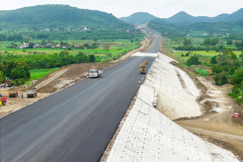 The construction of the Chi Thanh - Van Phong section (under the North - South expressway project) is being accelerated by contractors to bring the project to the finish line on schedule. Photo: VGP