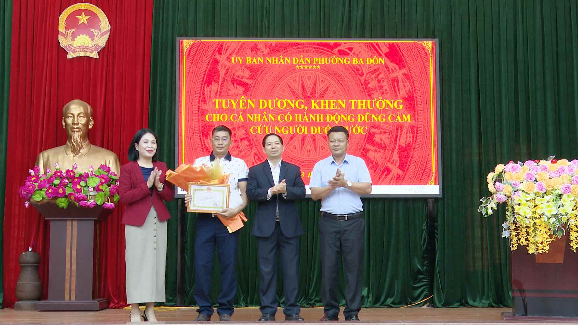 Ong Son nhan giay khen cua UBND phuong Ba Don. Anh: Duc Hoang