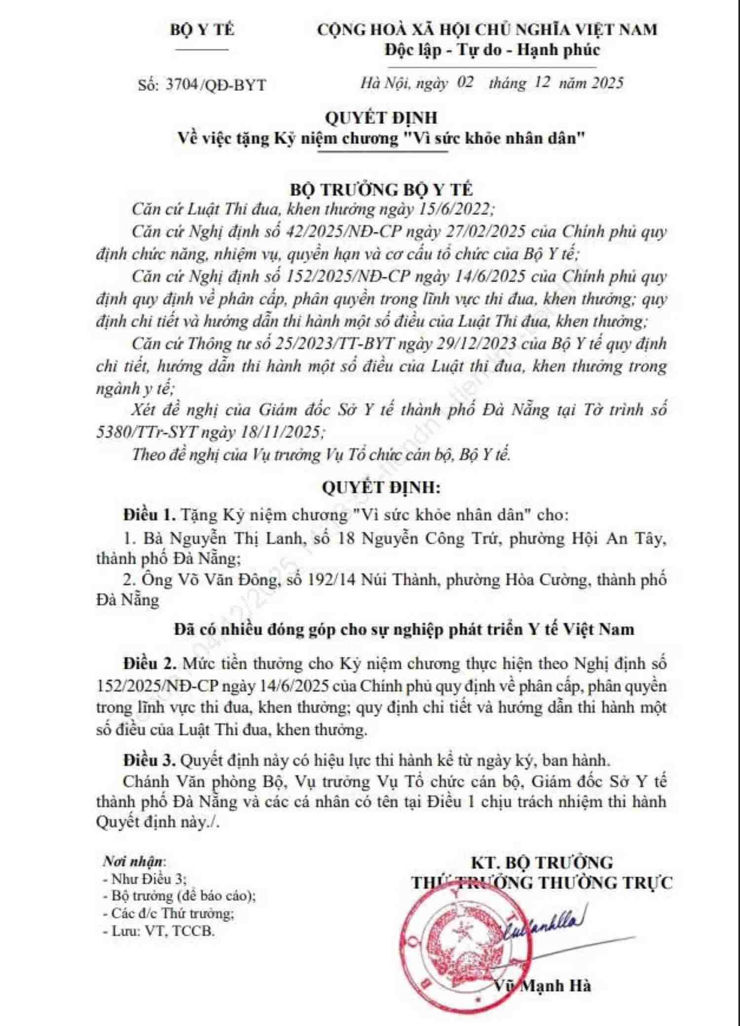 Bo Y te tang Ky niem chuong “Vi suc khoe nhan dan” cho nguoi phu nu hien tang cuu chong o Hoi An. Anh: Tuan Anh