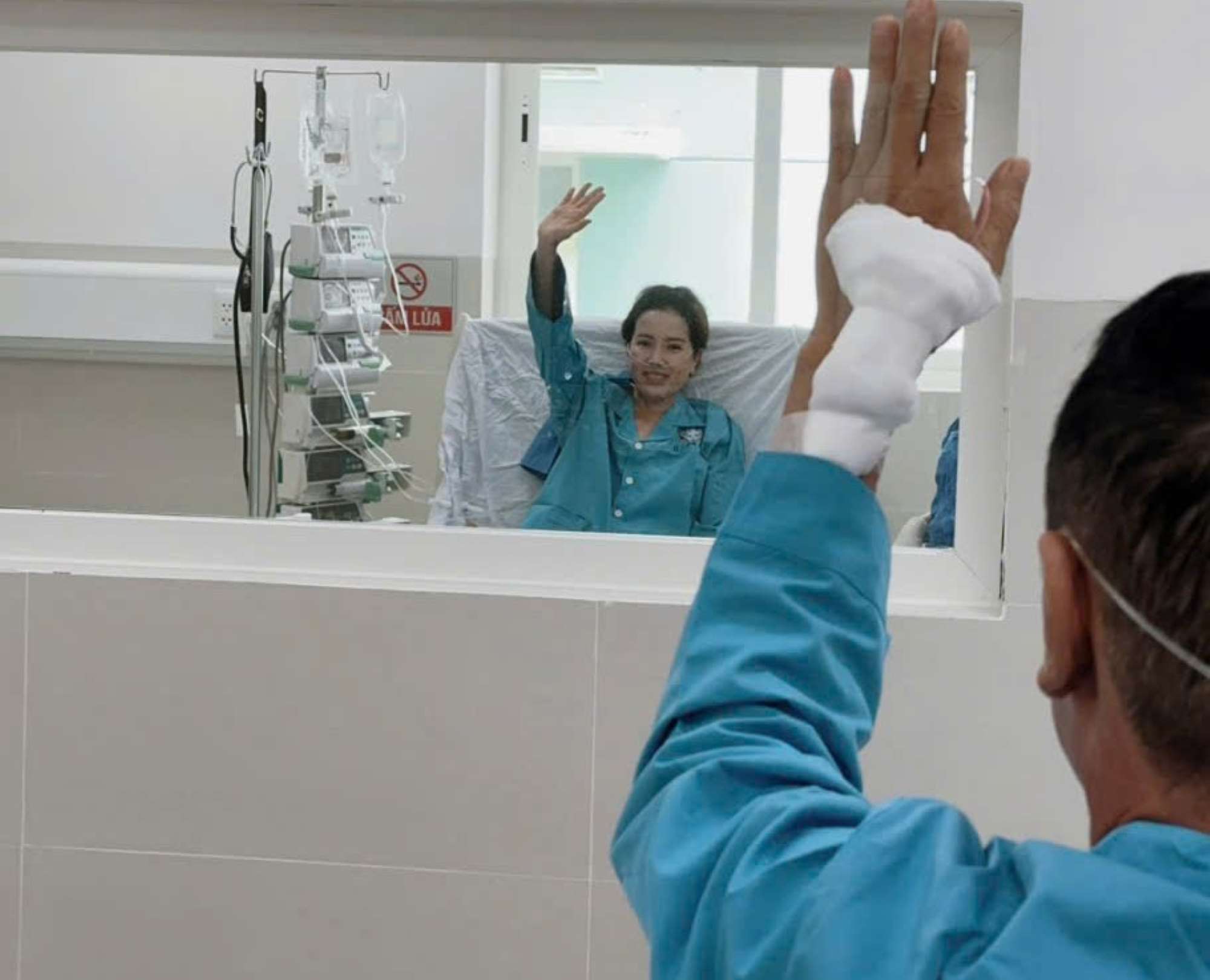 Hinh anh vo chong ong Hiep, ba Lanh sau ngay dai phau tai benh vien Da Nang. Anh: Tuan Anh