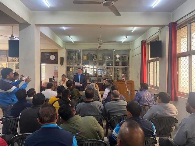 Ong Nguyen Dinh Khang tai buoi giao luu voi Cong doan nganh truc thuoc AITUC. Anh: Ban Cong tac Cong doan