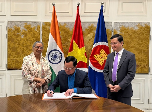 Ong Nguyen Dinh Khang tham Dai Su quan Viet Nam tai An Do. Anh: Ban Cong tac Cong doan