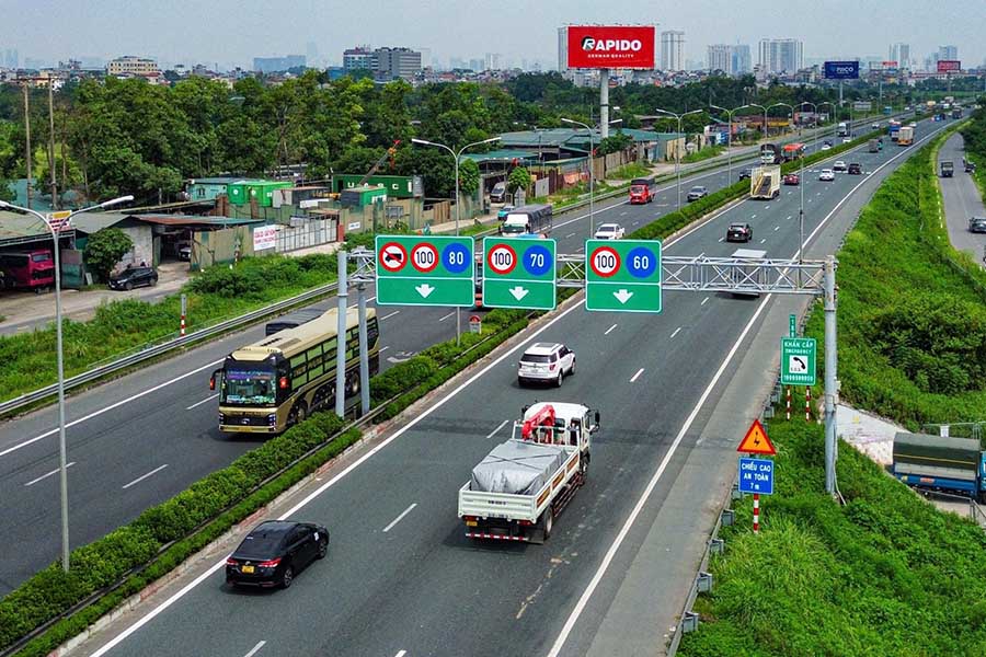 The risk of a series of accidents comes from the habit of following a tail on the highway. Photo: Traffic Police Department