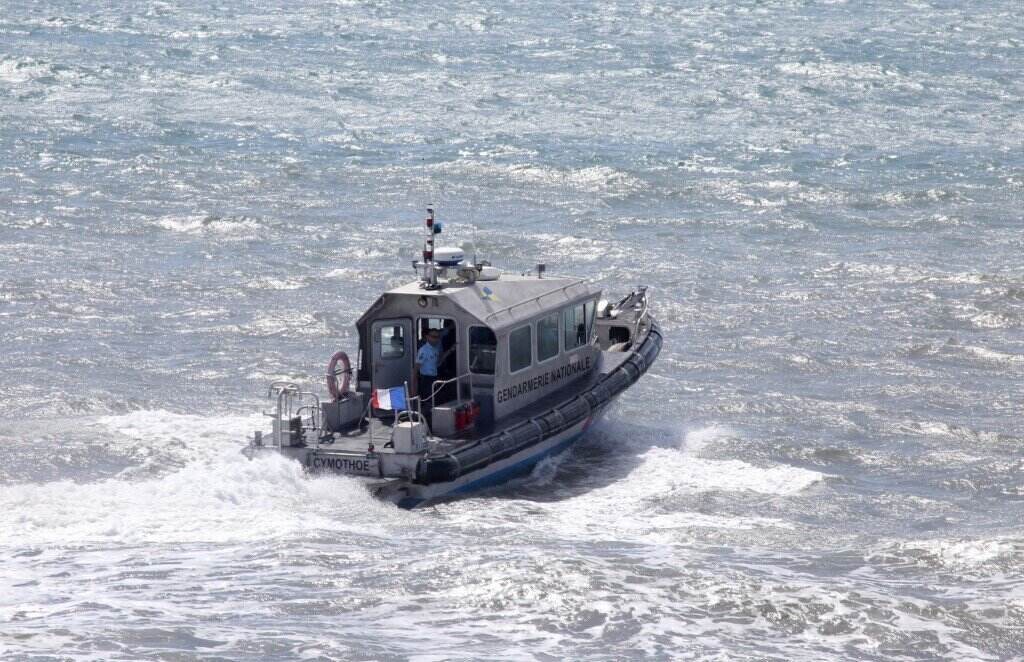 MH370便の破片を探している船は、2015年8月にフランスのラ・リエンロン島のサン=マリー沖で。写真:AFP