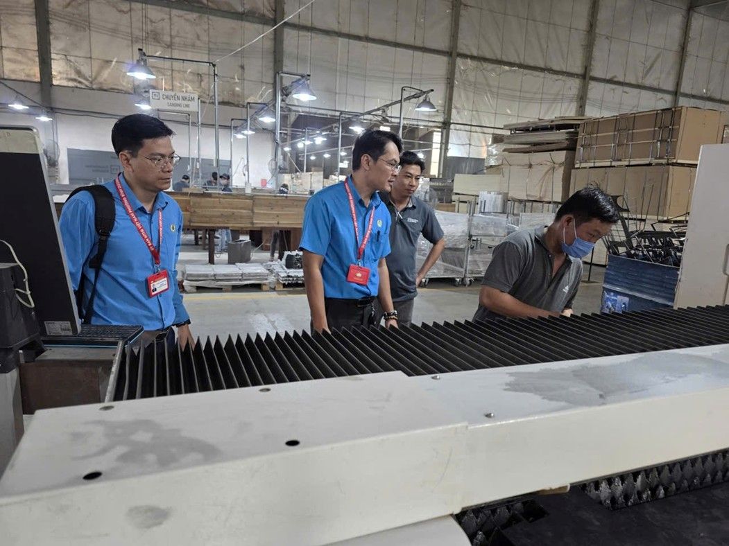 Binh Duong phuong労働組合が工場で働く労働者を訪問。写真:Binh Duong労働組合