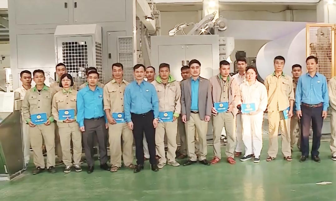 Thuong truc LDLD tinh Tuyen Quang trao qua cho doan vien cong doan Cong ty CP giay An Hoa. Anh: LDLD Tuyen Quang.