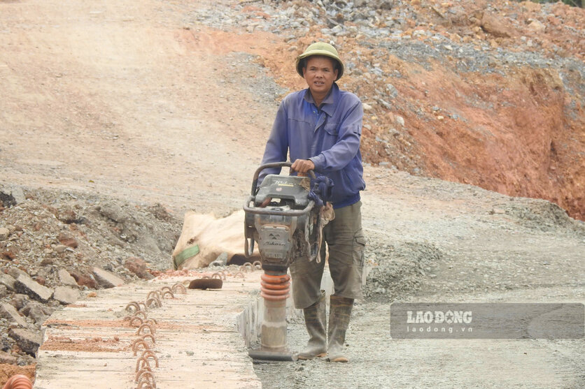 Cong nhan dang miet mai thi cong. Anh: To Cong.