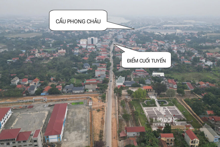 Tu diem cuoi tuyen den cau Phong Chau chi khoang 400m. Anh: To Cong.