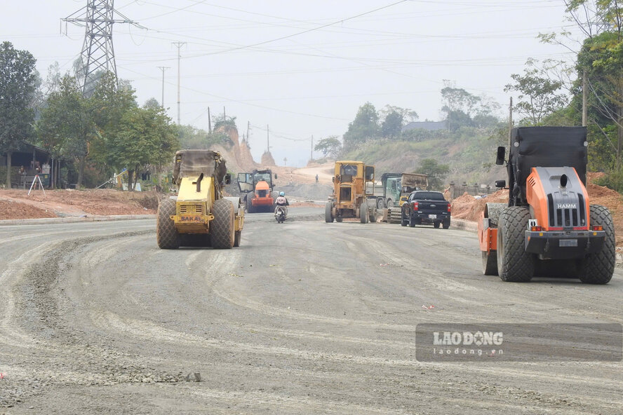 Doan duong gan cau vuot duong Ho Chi Minh tap trung nhieu phuong tien, may moc. Anh: To Cong.
