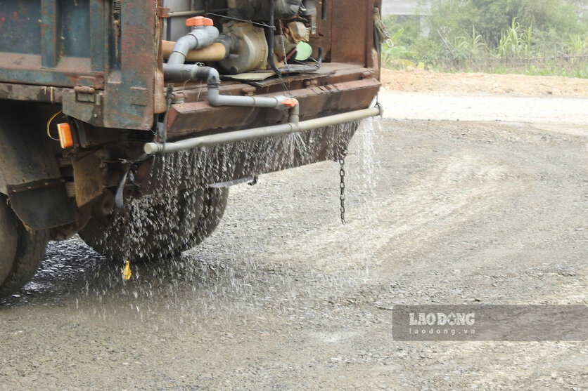 Xe tuoi duong giup han che bui ban trong qua trinh thi cong. Anh: To Cong.