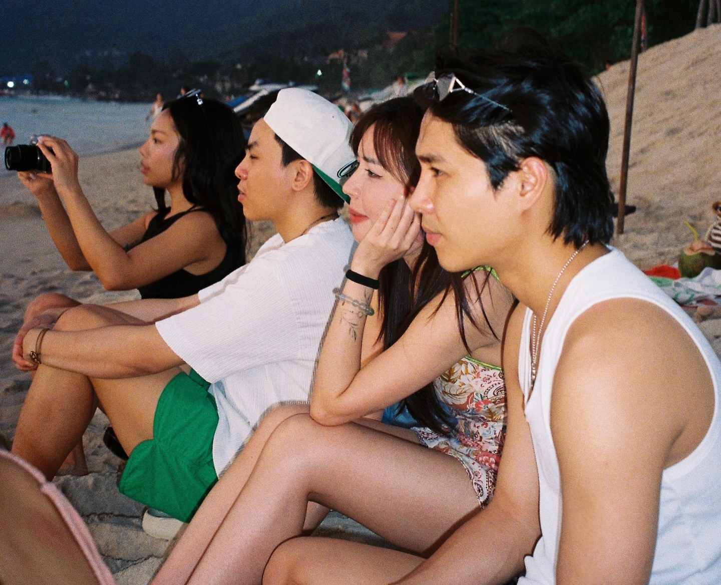 Tang Duy Tan ngoi canh Bich Phuong (2 nguoi phia ben phai). Anh: Nhan vat cung cap.