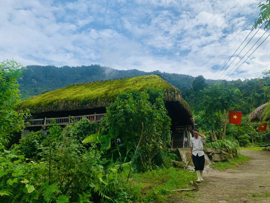 Nhung mai nha phu day reu o thon Xa Phin an hien trong may. Anh: Ky Lam