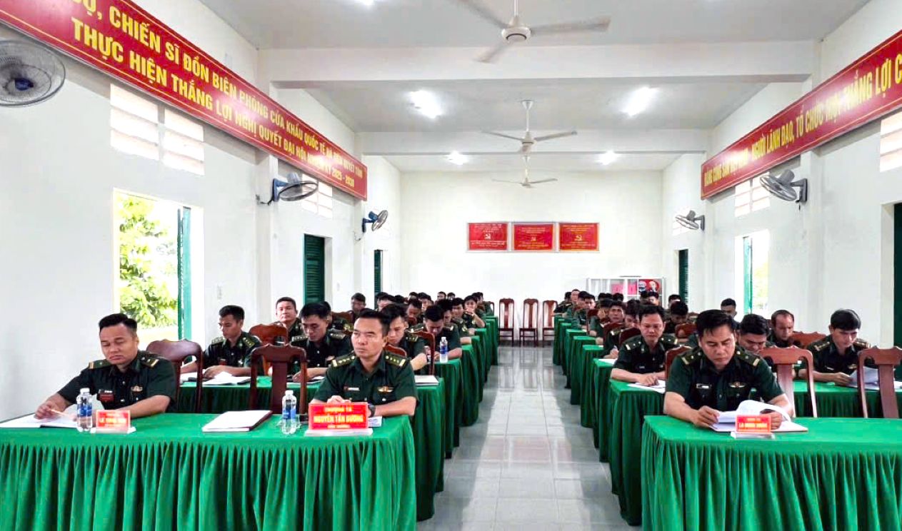 Can bo, chien si Don Bien phong Cua khau quoc te Ha Tien tham du Hoi nghi. Anh: La Nguyen