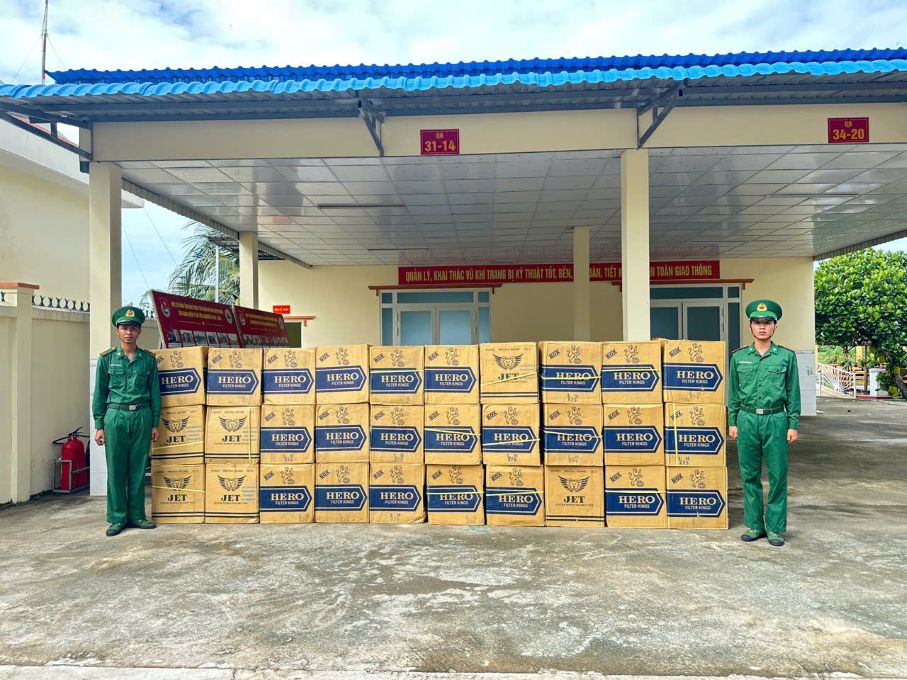 Tang vat hang hoa van chuyen trai phep qua bien gioi bi bo phan chuc nang Don Bien phong Cua khau quoc te Ha Tien phat hien, bat giu. Anh: La Nguyen