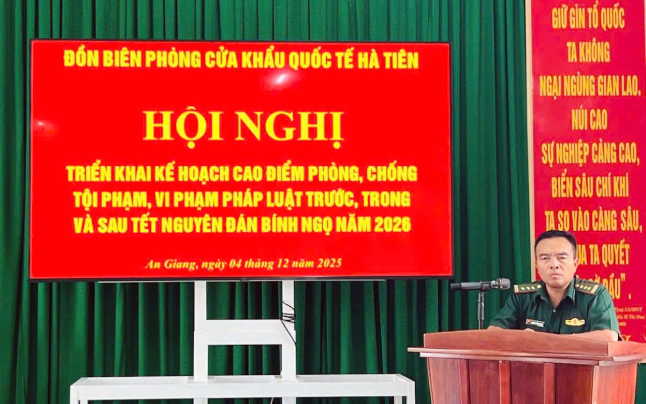 Thuong ta Nguyen Tan Duong - Don truong Don Bien phong Cua khau quoc te Ha Tien phat bieu tai hoi nghi. Anh: La Nguyen