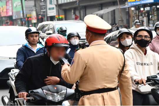 Đội Cảnh sát giao thông đường bộ số 3 (Phòng CSGT, Công an Hà Nội) kiểm soát nồng độ cồn trên tuyến Tây Sơn. Ảnh: Công an Hà Nội

