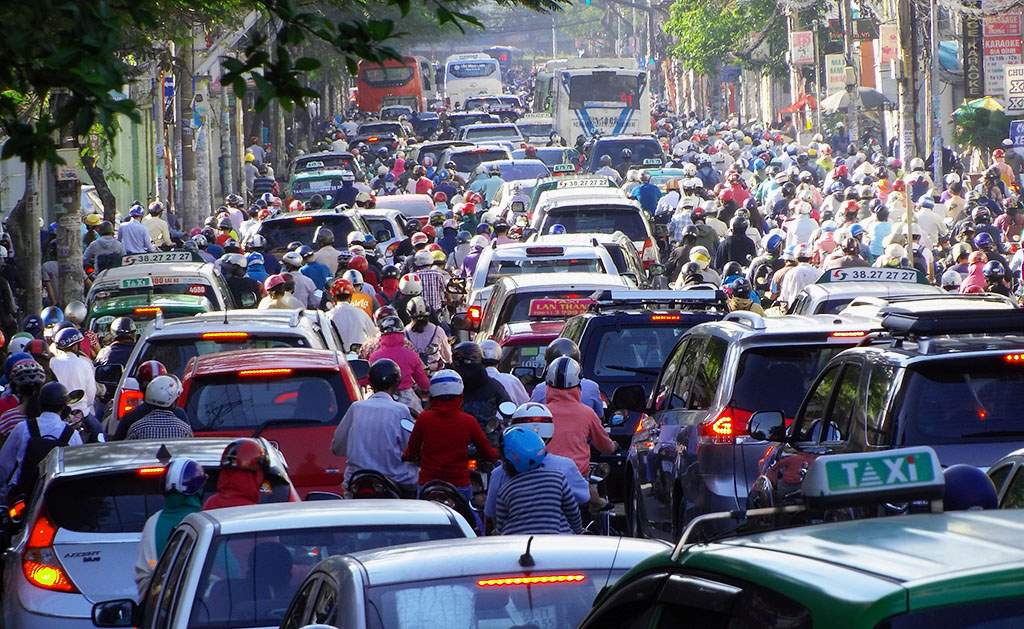 Traffic congestion on Dinh Bo Linh Street, Bach Dang - the Northeast gateway to the center of Ho Chi Minh City. Photo: Minh Quan