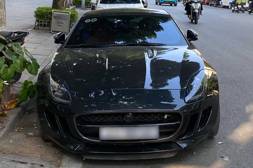 The rare Jaguar F-Type R car appears on Hanoi streets with an original appearance and many sporty carbon details. Photo: Quang Vinh
